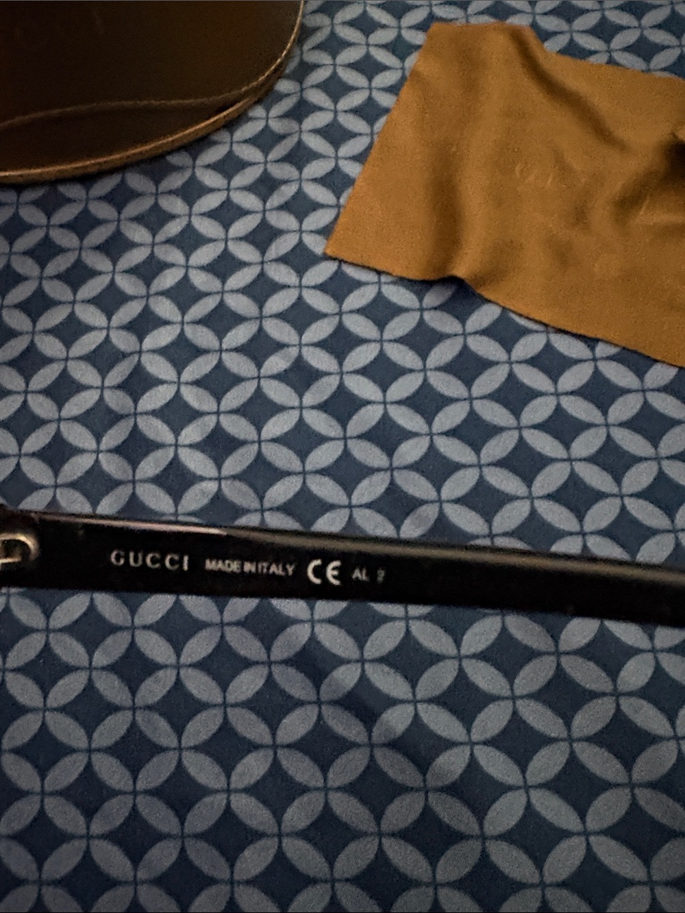 Gucci Black Cat-Eye Sunglasses with Brown Cleaning Cloth - Picture 3 of 4